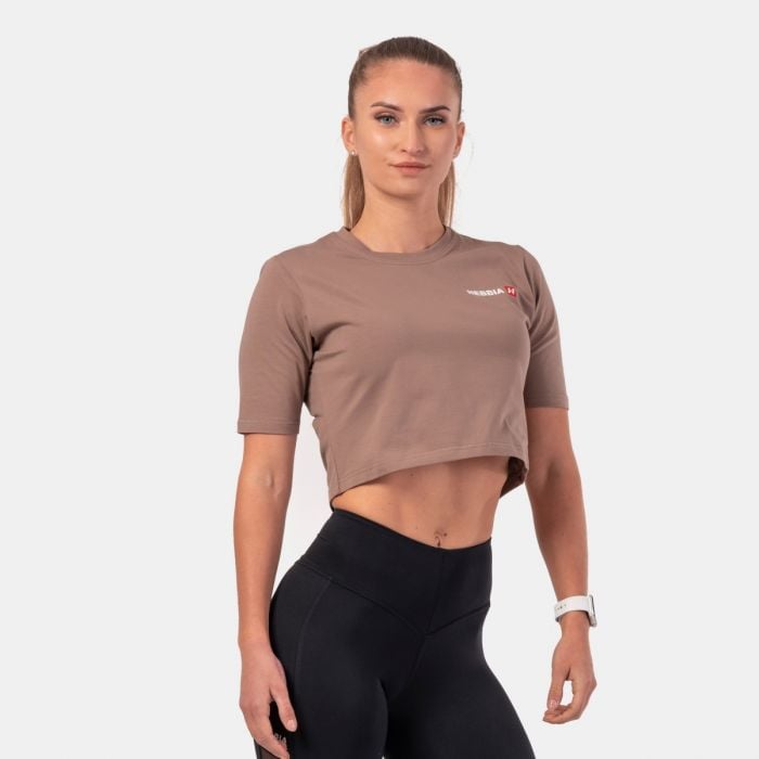 NEBBIA Dámske tričko Crop Top Minimalist Logo Brown S
